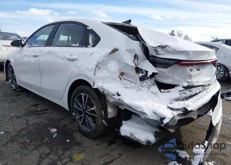 2022 Kia Forte Lxs z USA, uszkodzony, nr VIN 3KPF24AD8NE431987